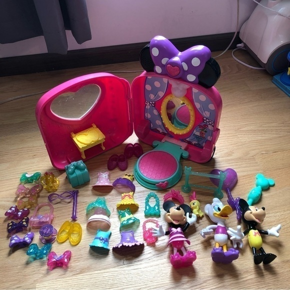 Disney Minnie Mouse Dress Up N Go Bowtique Runway Play Set Snap On Clothes - Picture 4 of 9